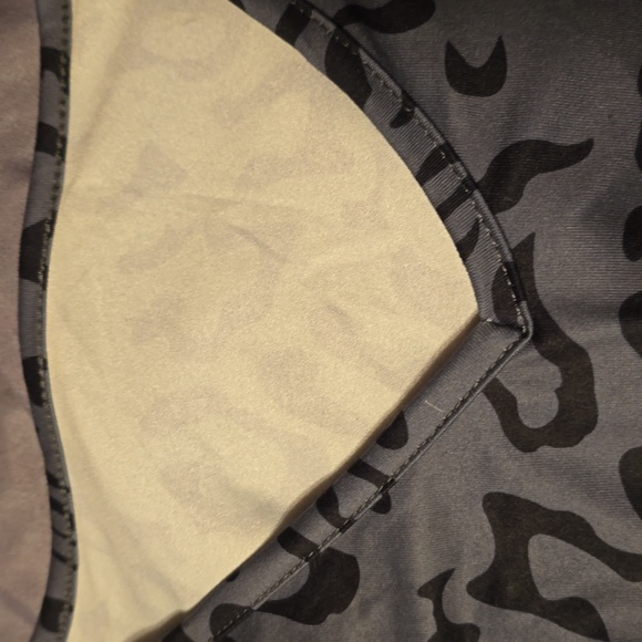 Gray & Black Long Sleeved Top - Picture 3 of 8